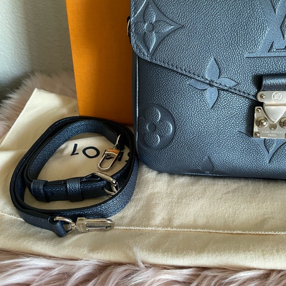 Louis Vuitton Pochette Métis - Picture 7 of 10